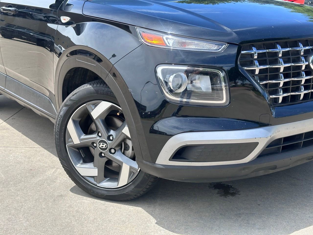 Used 2022 Hyundai Venue SEL FWD image 2