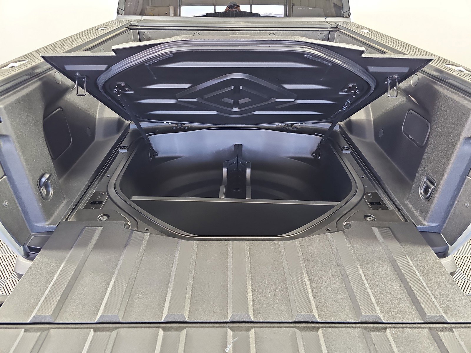 Used 2025 Rivian R1T Adventure image 32