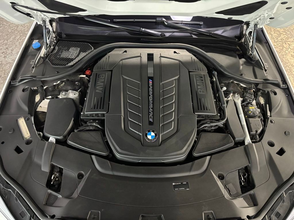 Used 2022 BMW M760i xDrive image 22
