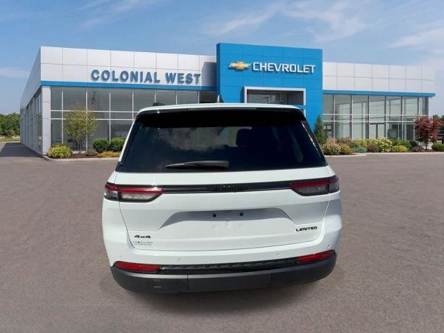 Used 2023 Jeep Grand Cherokee Limited w/ Black Appearance Package AWD/4WD image 4