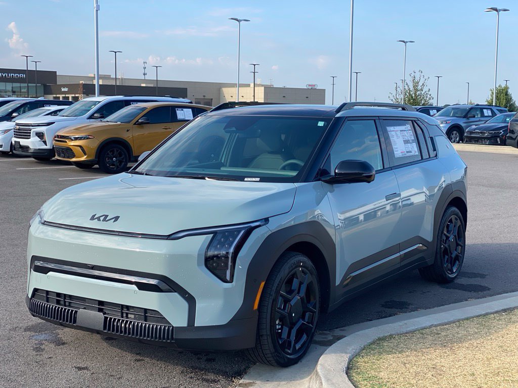 New 2027 Kia EV3 Land FWD image 3