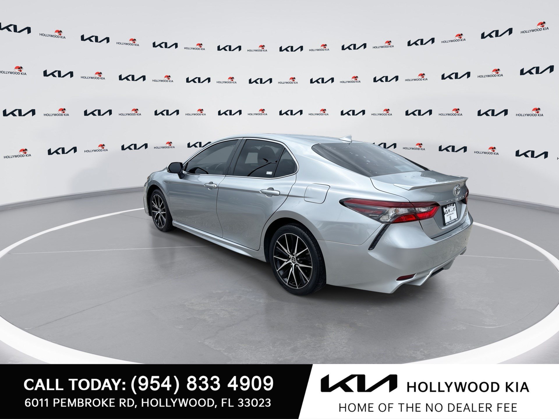 Used 2023 Toyota Camry SE FWD image 6