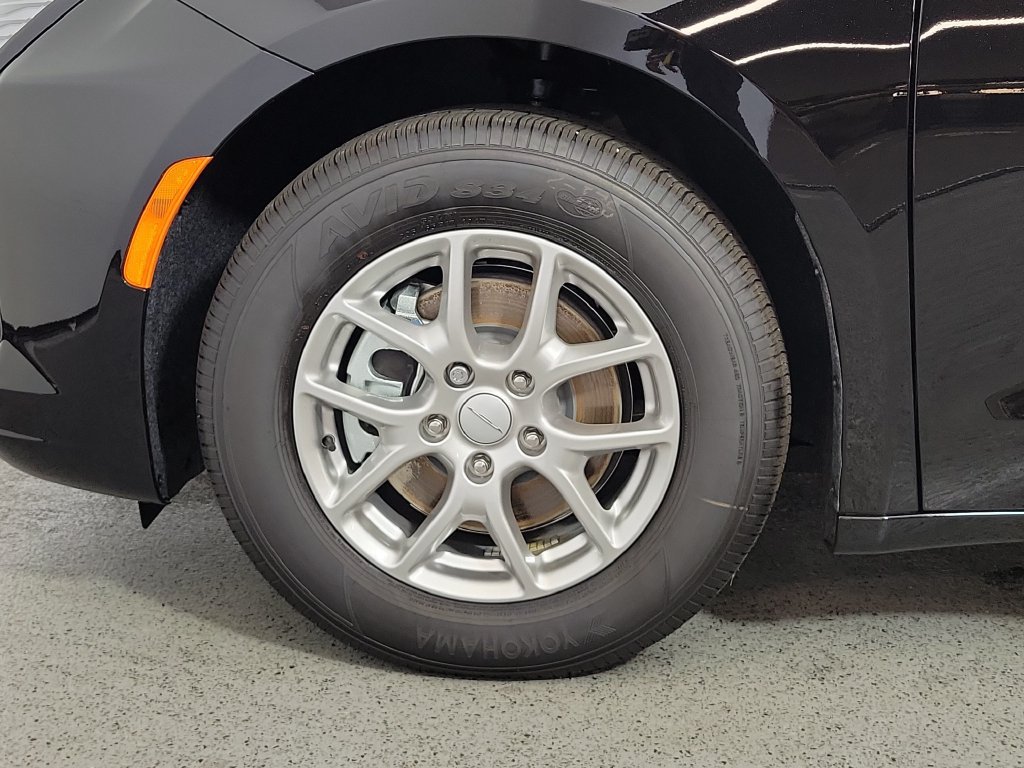 New 2027 Chrysler Pacifica Select FWD image 9