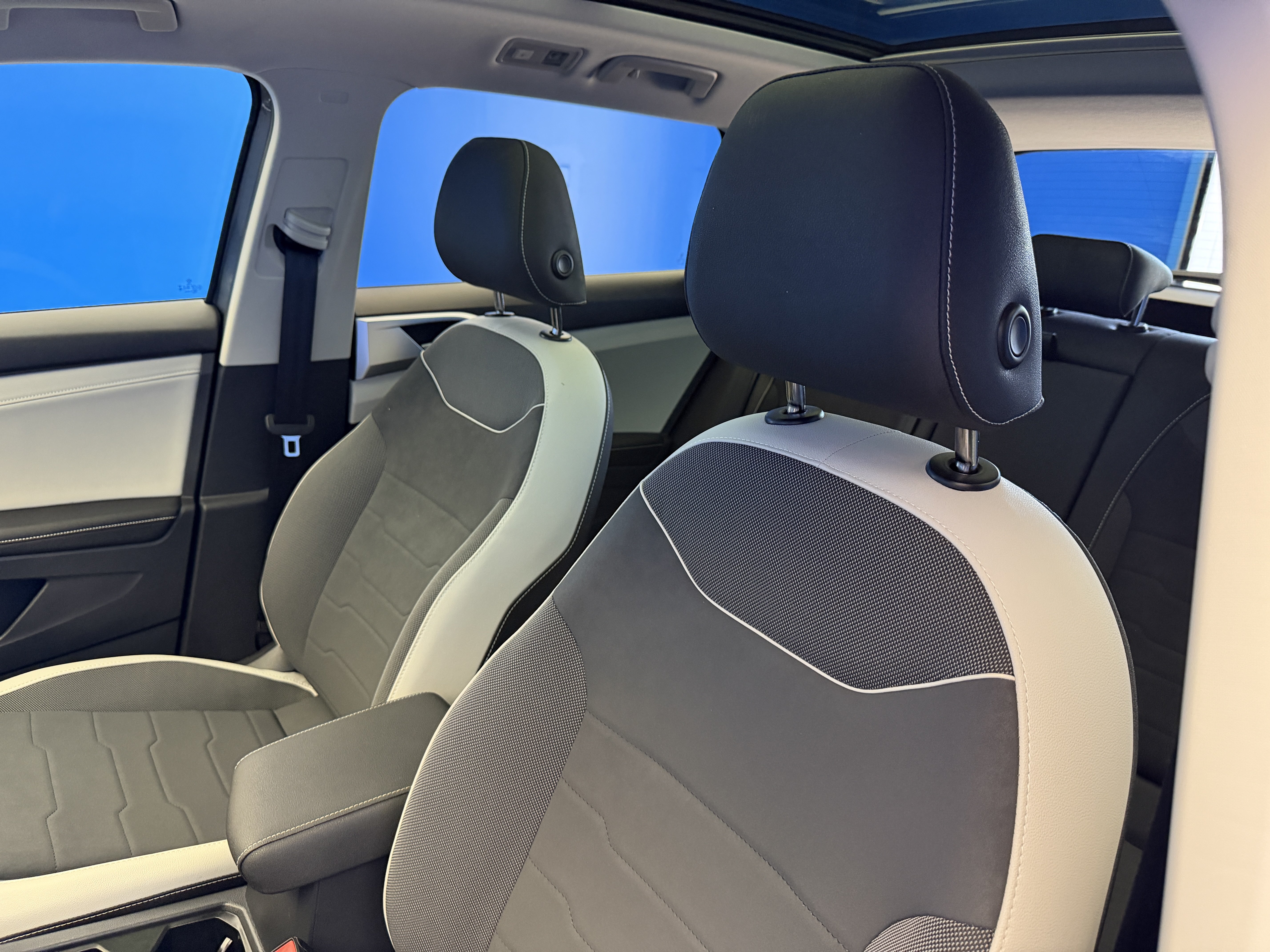 Certified 2025 Volkswagen Taos SE w/ Panoramic Sunroof Package FWD image 12