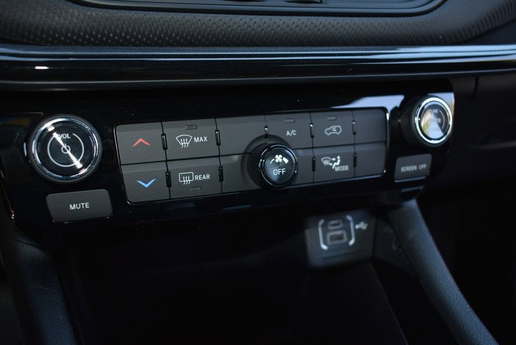 New 2026 Jeep Compass Latitude AWD/4WD image 16