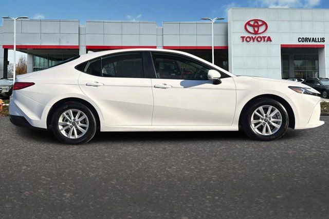 Used 2025 Toyota Camry LE image 3