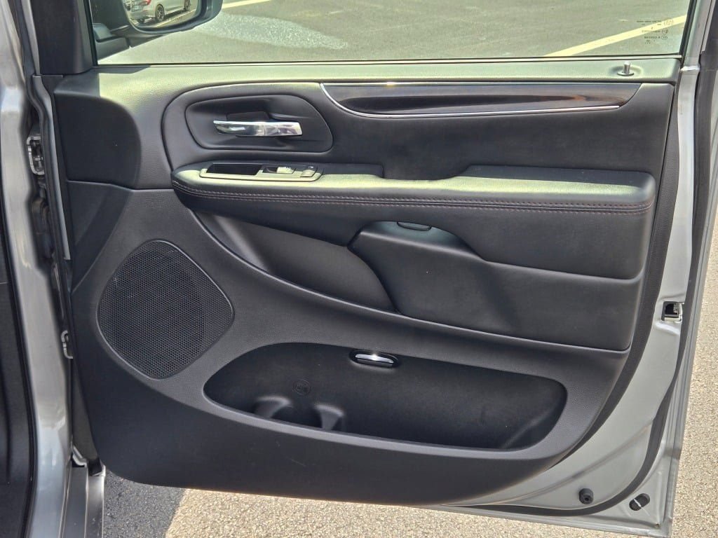 Used 2020 Dodge Grand Caravan SE FWD image 4