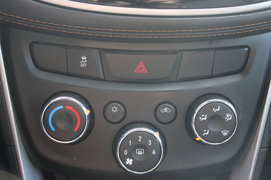 Used 2020 Chevrolet Trax LT w/ LT Convenience Package image 40