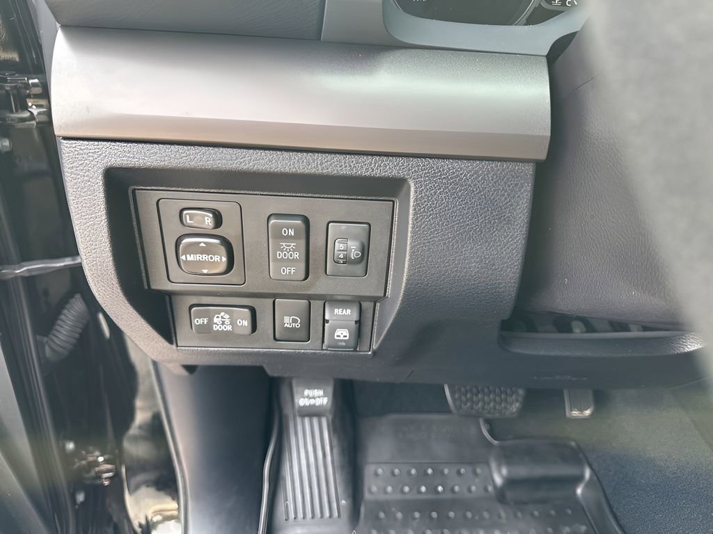 Used 2018 Toyota Tundra SR5 w/ SR5 Upgrade Package image 27
