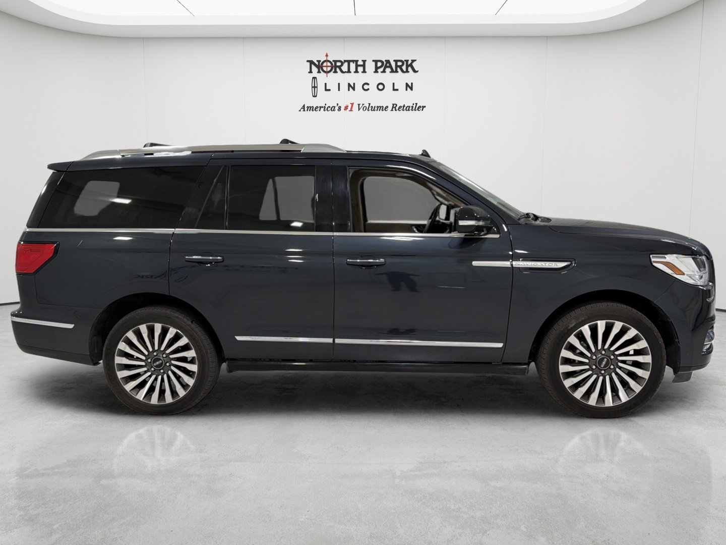 Used 2021 Lincoln Navigator Reserve w/ Luxury Package AWD/4WD image 6