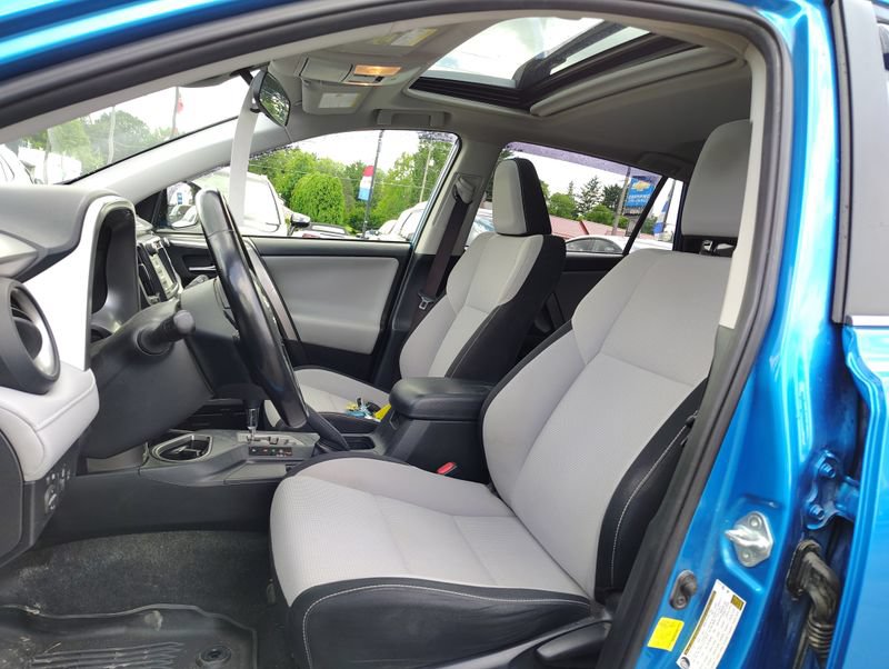 Used 2018 Toyota RAV4 XLE AWD/4WD image 11