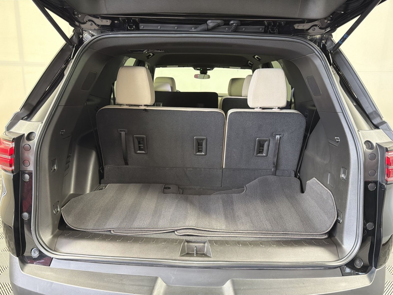 Used 2023 Chevrolet Traverse LS FWD image 26