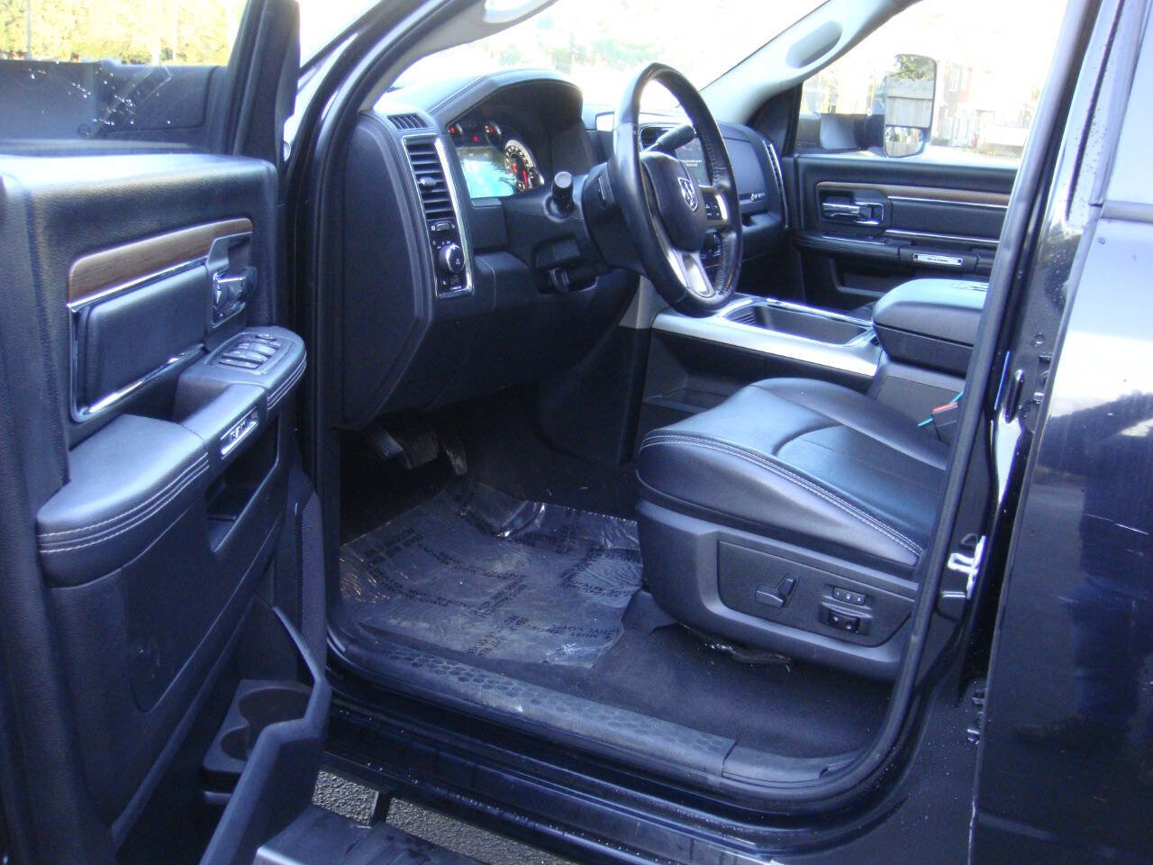 Used 2018 RAM 3500 Laramie w/ Convenience Group AWD/4WD image 14
