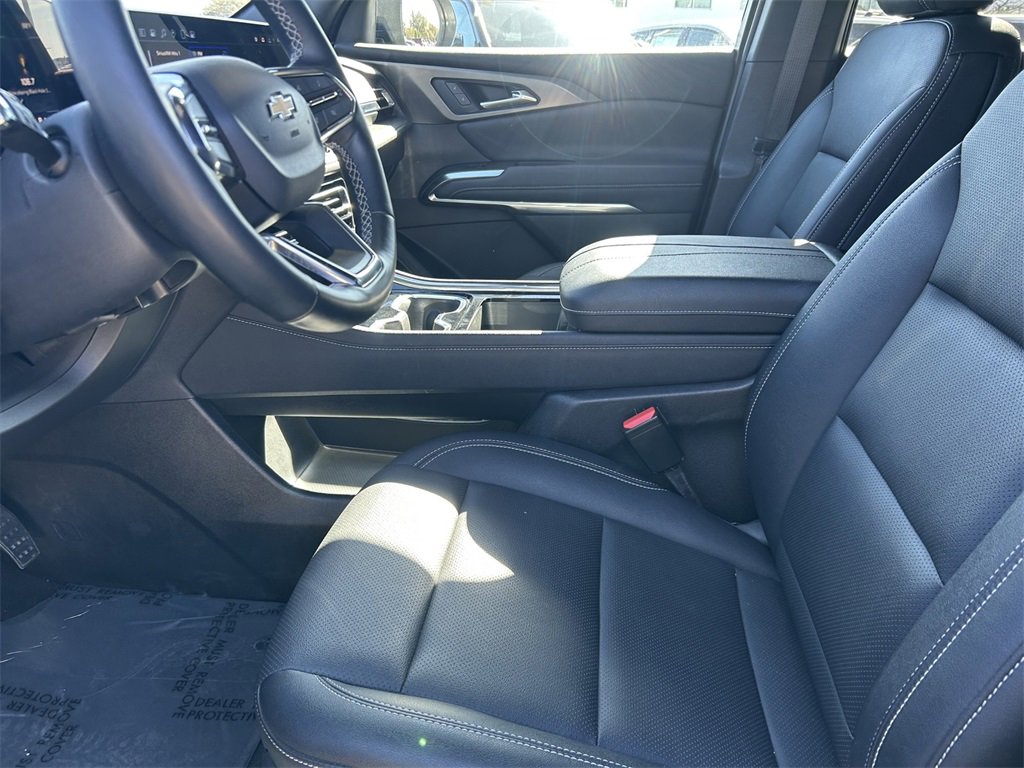 Used 2025 Chevrolet Traverse LT image 11