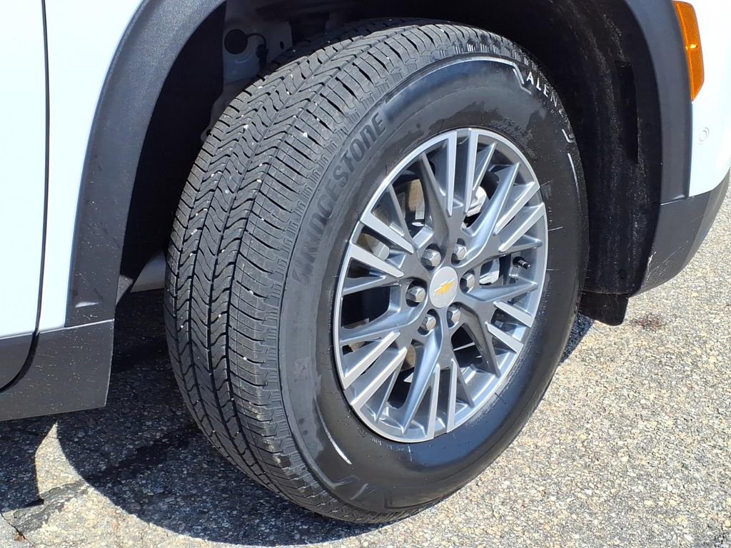 Used 2025 Chevrolet Traverse LT w/ Enhanced Driving Package AWD/4WD image 9