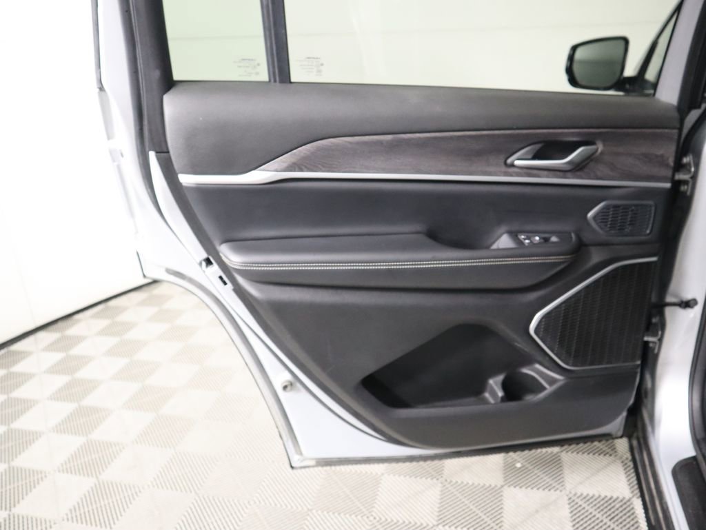 Used 2024 Jeep Grand Cherokee L Limited image 27