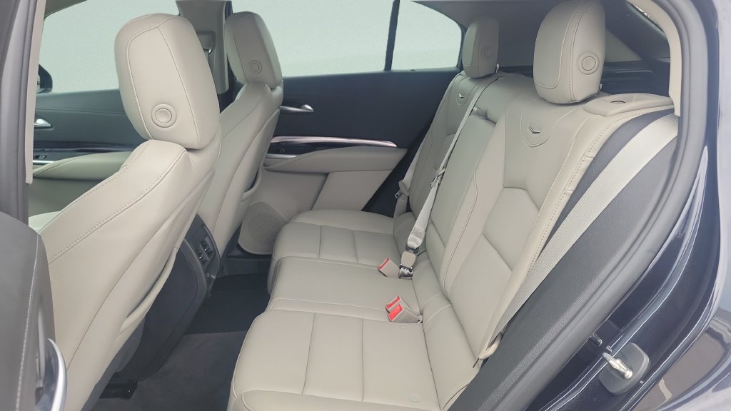 Used 2023 Cadillac XT4 Luxury w/ Cold Weather Package FWD image 10