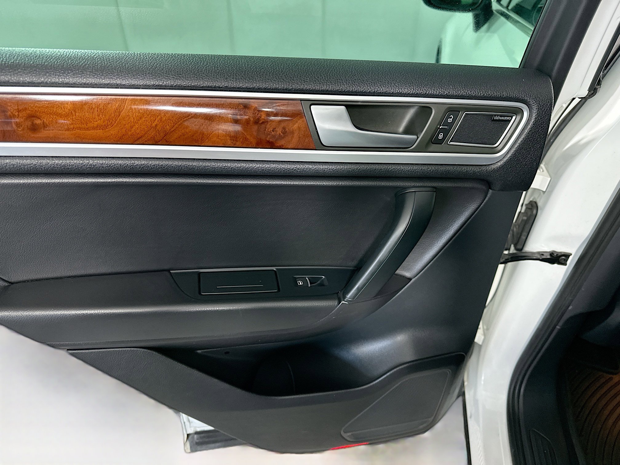 Used 2012 Volkswagen Touareg Sport AWD/4WD image 27