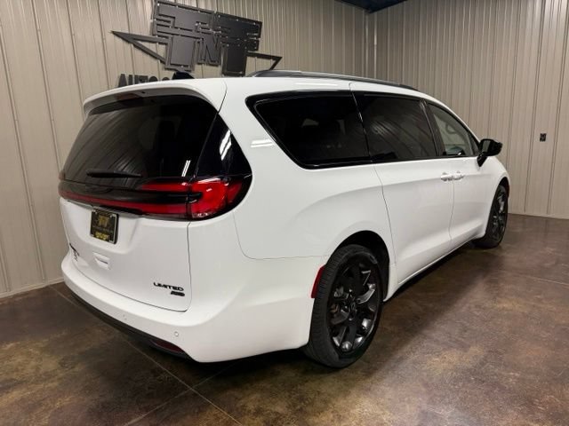Used 2025 Chrysler Pacifica Limited AWD/4WD image 8