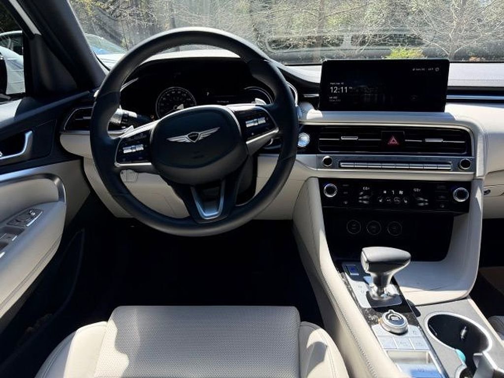 Used 2025 Genesis G70 2.5T image 5