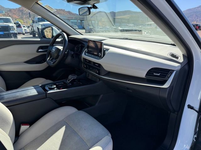 Used 2025 Nissan Rogue SV image 12