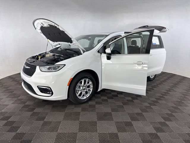 Used 2023 Chrysler Pacifica Touring-L FWD image 12