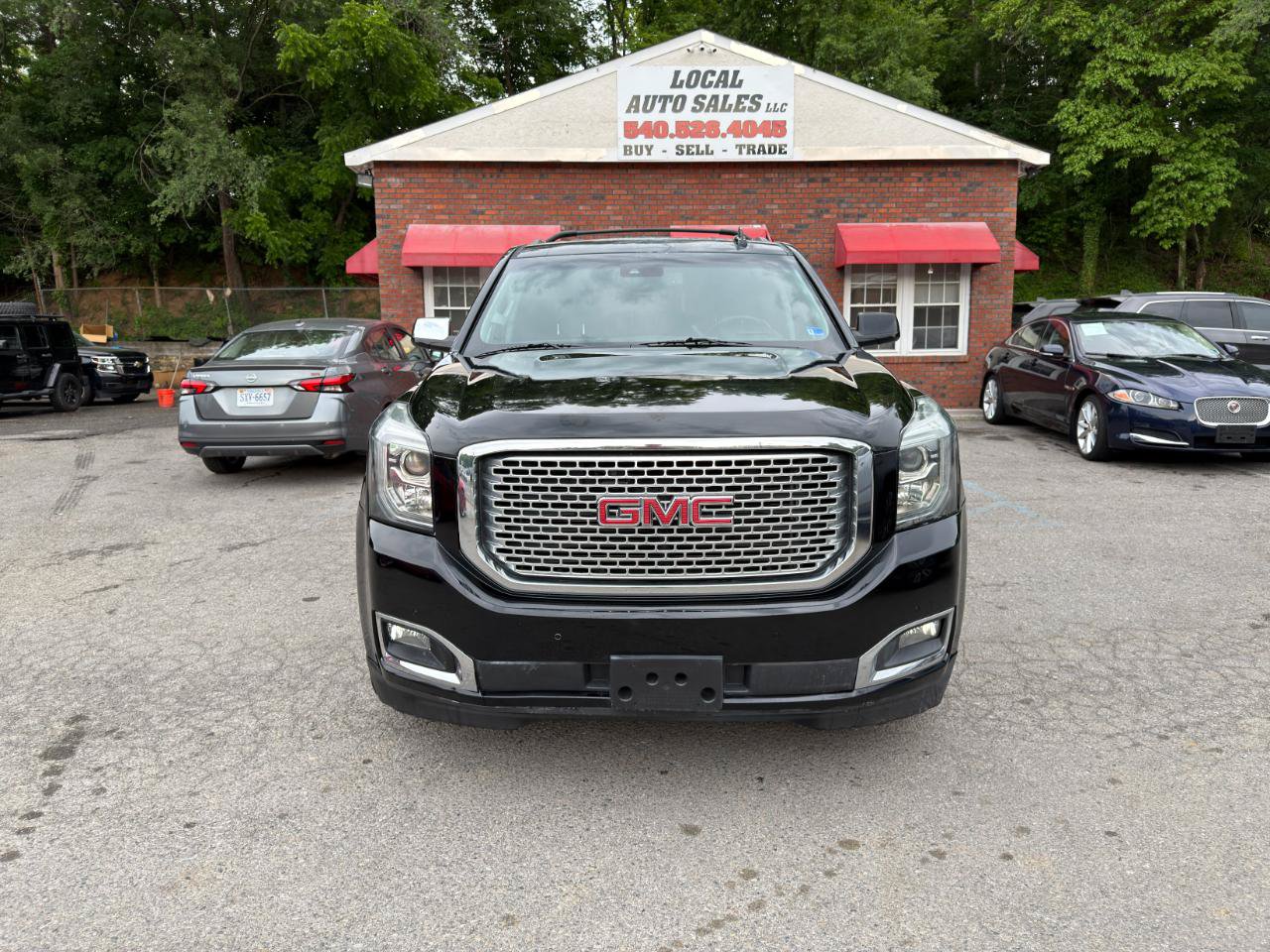 Used 2017 GMC Yukon Denali w/ Open Road Package AWD/4WD image 2