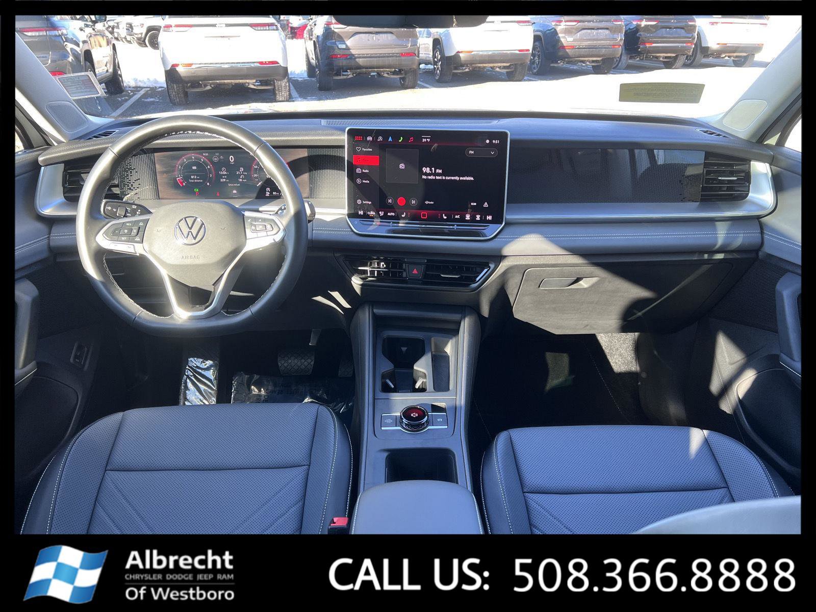 Used 2025 Volkswagen Tiguan SE image 24