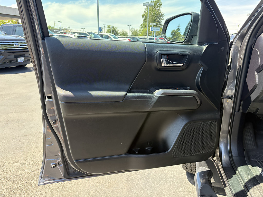 Used 2019 Toyota Tacoma TRD Sport AWD/4WD image 15