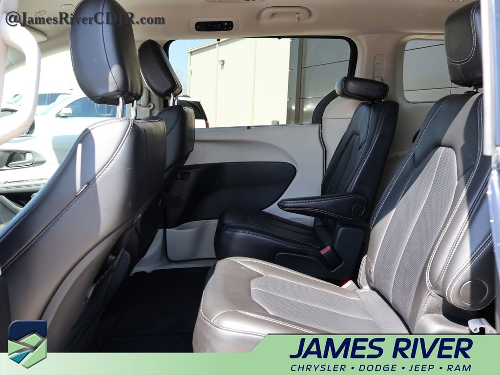 Used 2024 Chrysler Pacifica Touring-L FWD image 17