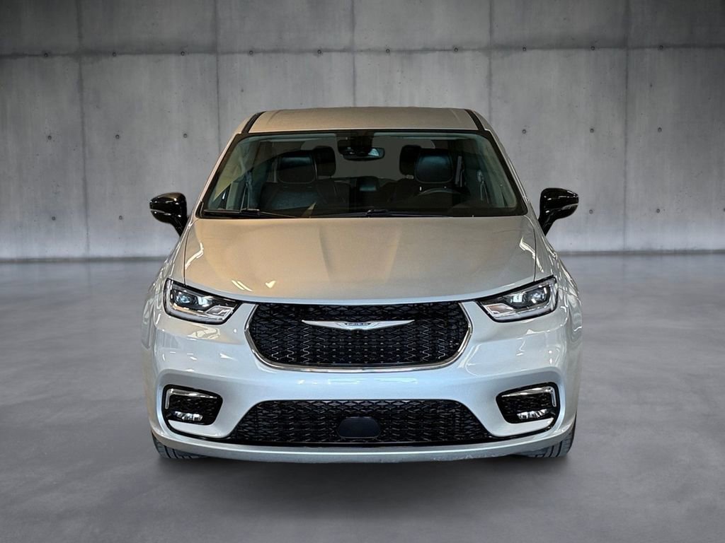 Used 2024 Chrysler Pacifica Touring-L image 8