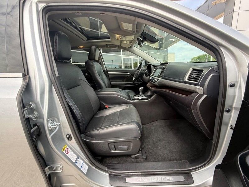 Used 2017 Toyota Highlander Limited w/ Carpet Mat Package AWD/4WD image 10