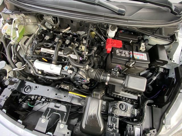 Used 2024 Nissan Versa SR w/ Trunk Package image 30