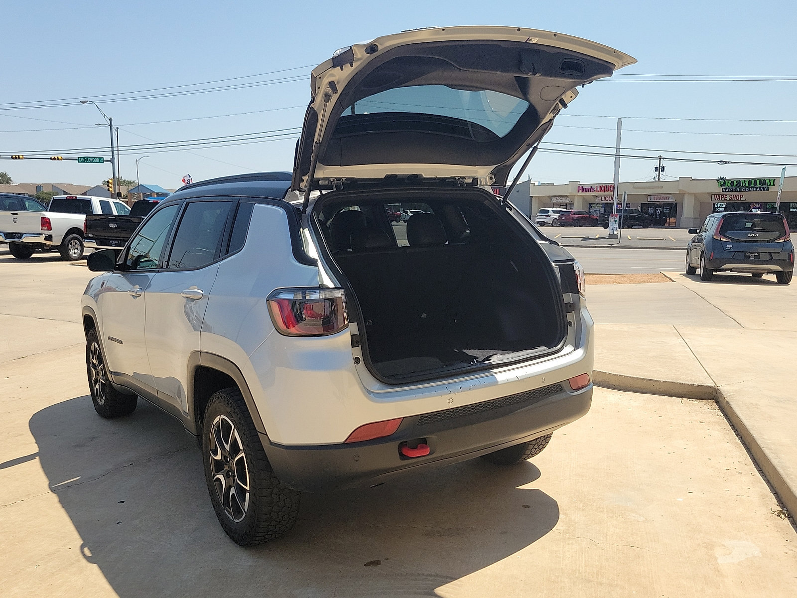 Used 2024 Jeep Compass Trailhawk AWD/4WD image 10