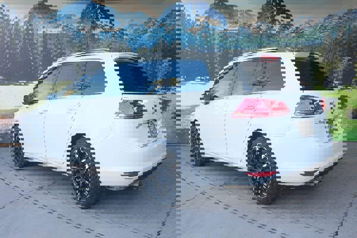 Used 2017 Volkswagen Golf SEL image 4