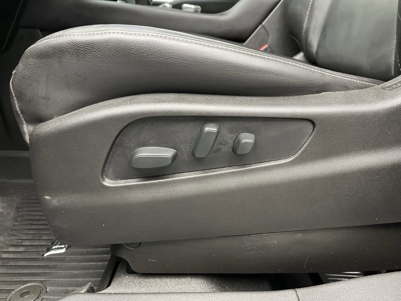 Used 2021 Cadillac XT4 Luxury w/ Cold Weather Package image 9