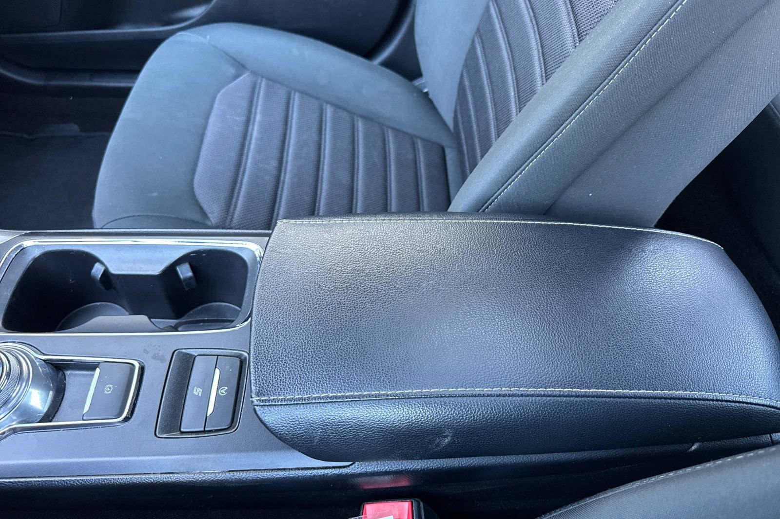 Used 2020 Ford Fusion SE FWD image 32