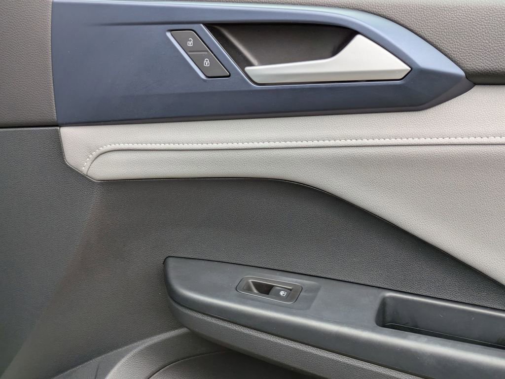 Used 2024 Volkswagen Taos SE image 33