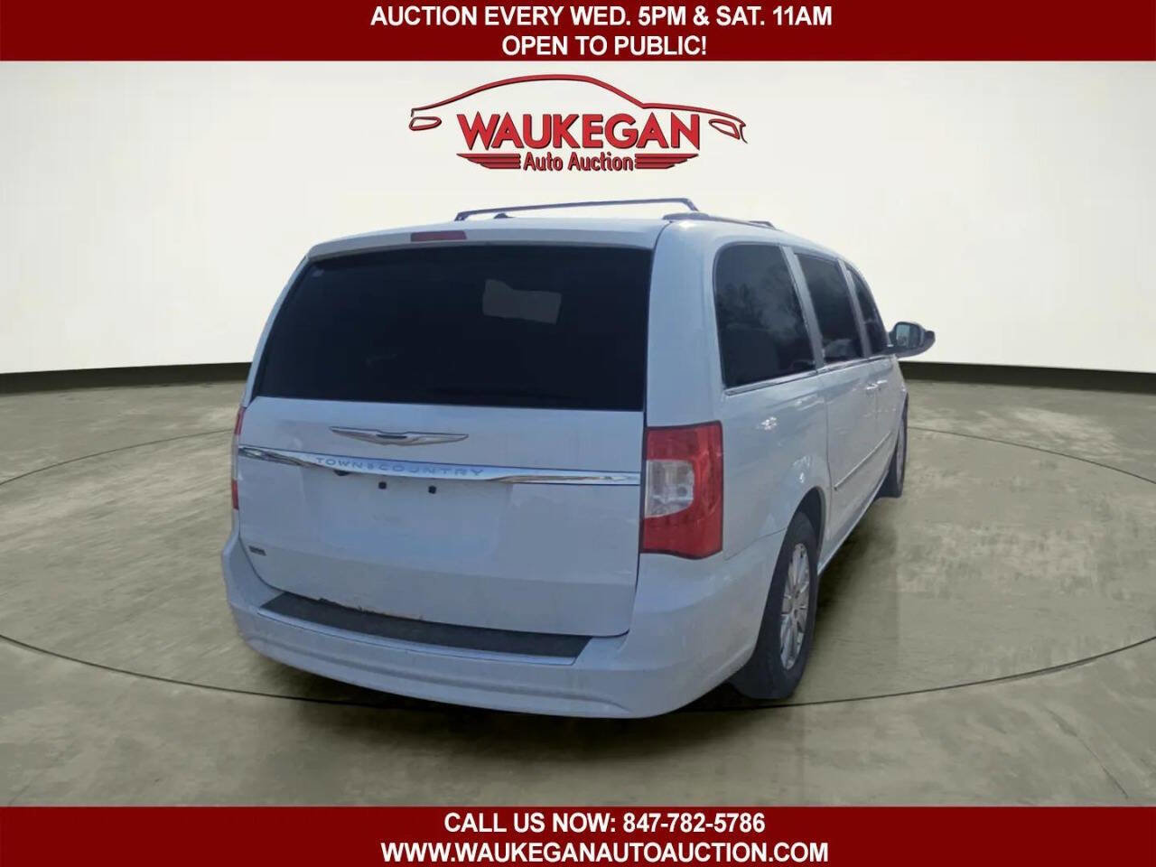 Used 2016 Chrysler Town & Country Touring image 6