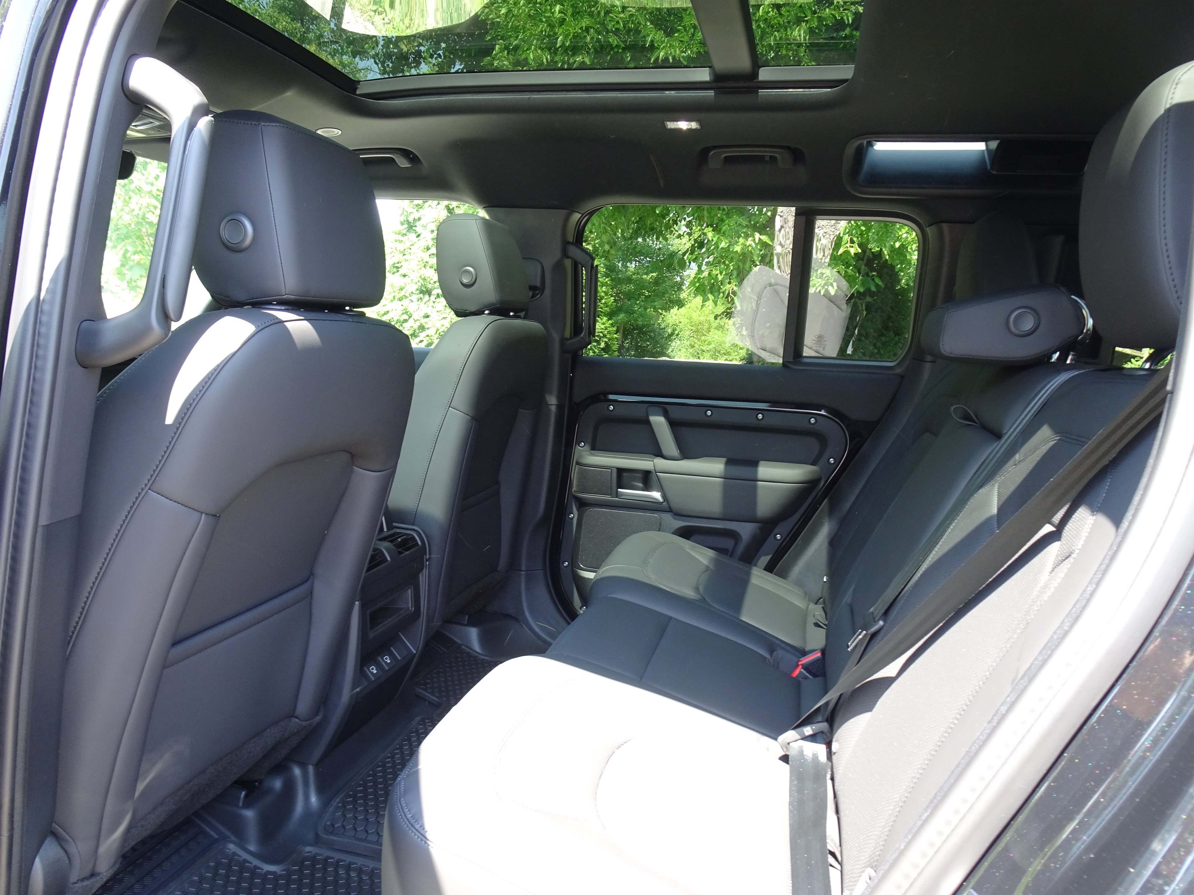 New 2025 Land Rover Defender 110 S image 22