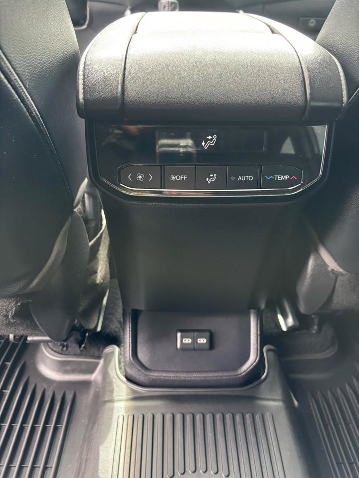 Used 2022 Toyota Highlander XLE AWD/4WD image 28