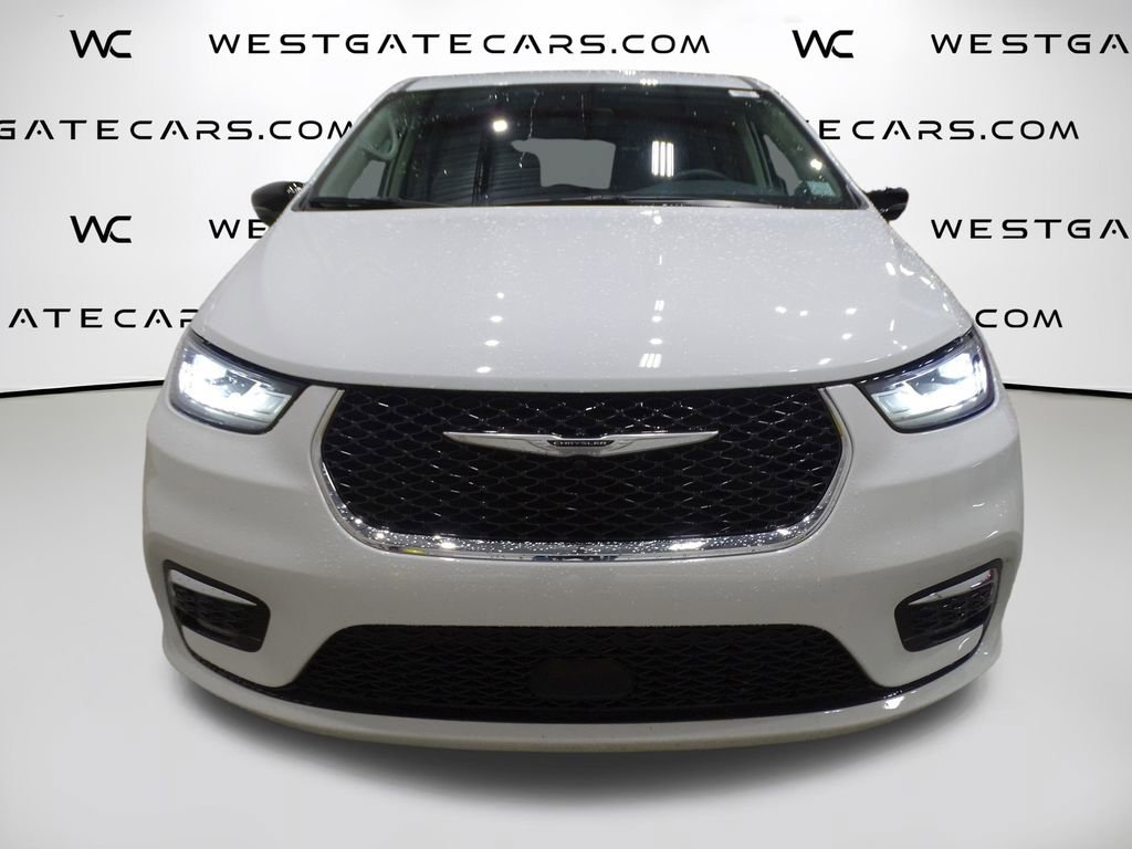 Used 2024 Chrysler Pacifica Touring-L image 4