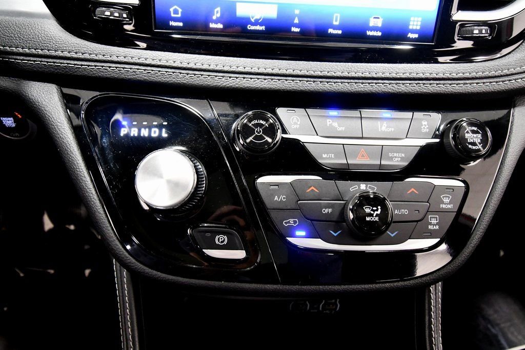 Used 2025 Chrysler Pacifica Limited image 27