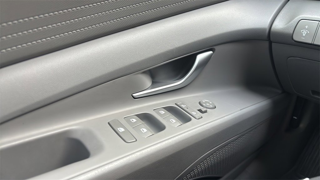 Certified 2024 Hyundai Elantra SEL image 17