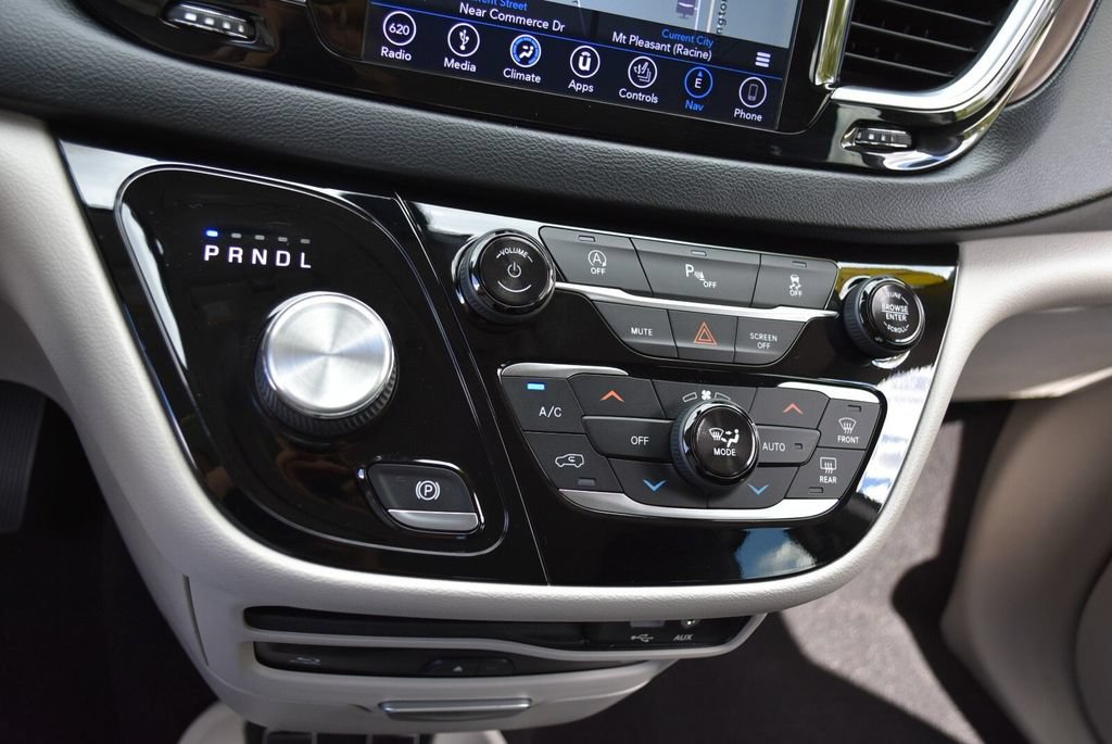 Used 2019 Chrysler Pacifica Touring-L Plus FWD image 17