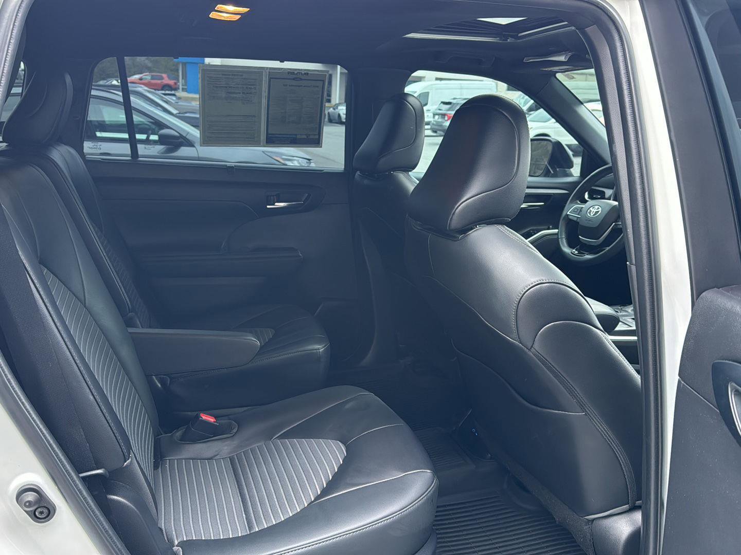 Used 2022 Toyota Highlander XSE image 11