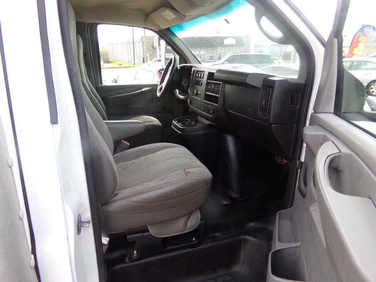 Used 2009 Chevrolet Express 3500 RWD image 16