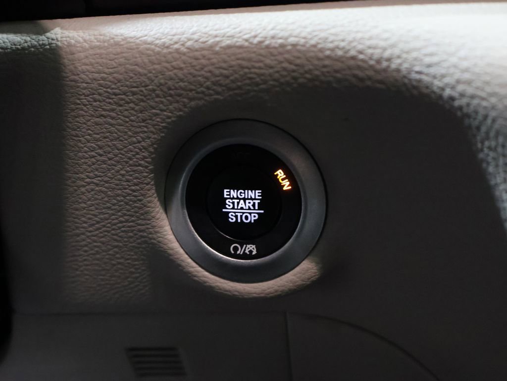 Used 2024 Chrysler Pacifica Limited image 30