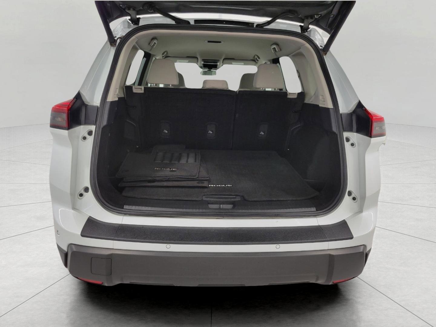 Used 2025 Nissan Rogue SV image 14