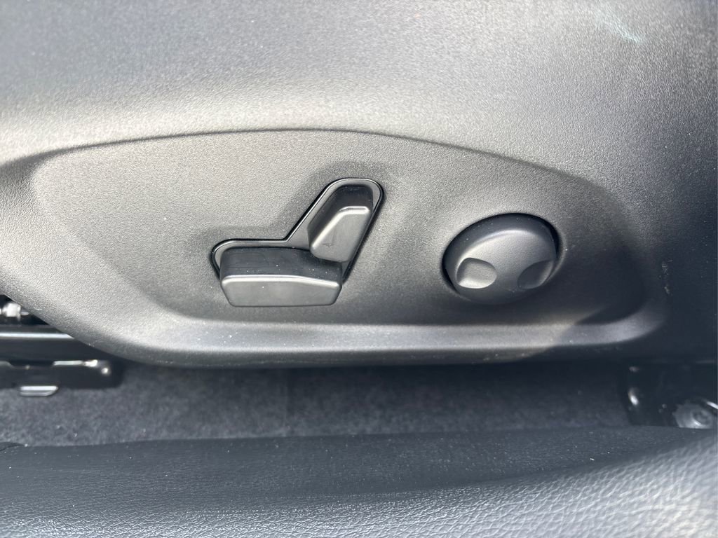 Used 2025 Jeep Compass Limited image 35